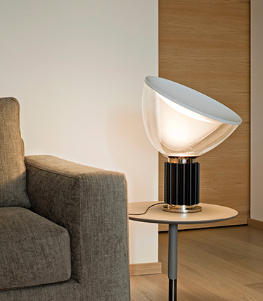 Lámparas de diseño contemporáneo para crear una luz ambiental suave junto al sofá