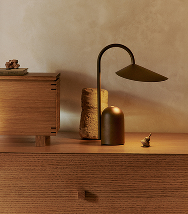 Lámparas de mesa elegantes y diseños escultóricos, ideales crear una luz de ambiente sobre un aparador de madera