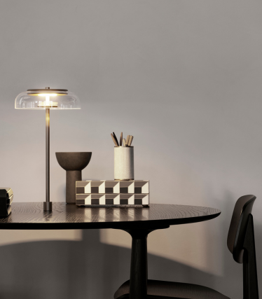 Elegante lámpara de mesa sobre un escritorio moderno con elegantes accesorios para el hogar.