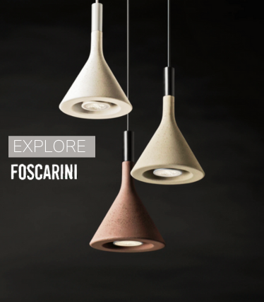 Tres lámparas colgantes minimalistas de Foscarini en colores naturales sobre un fondo oscuro.