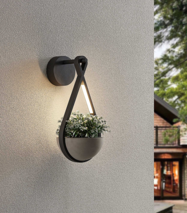 "Aplique de pared con jardinera integrada, luz cálida en una fachada luminosa.  "